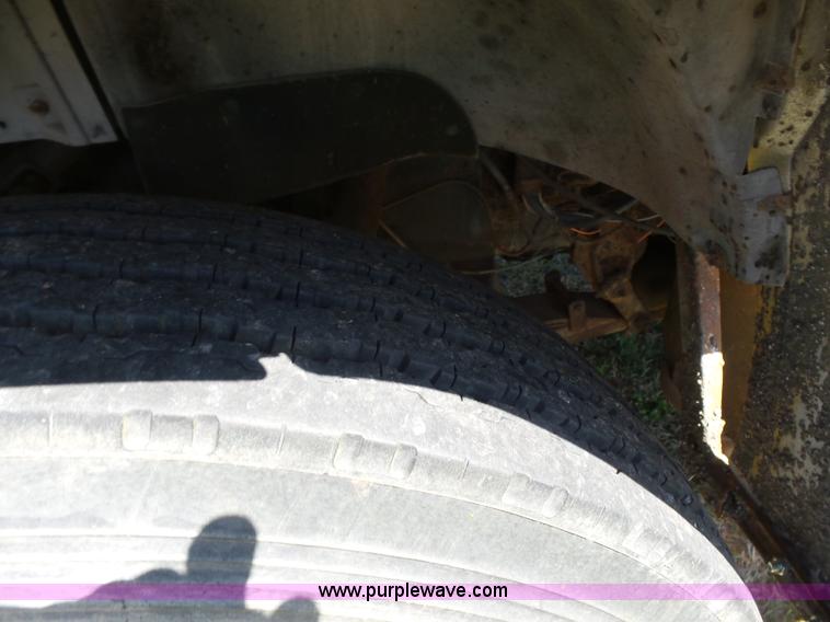 image for item L7417 1990 Ford F800 dump truck