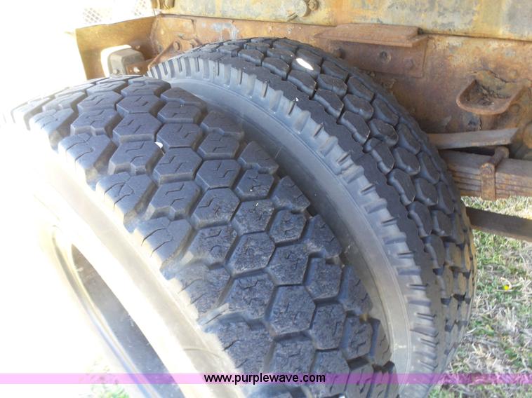 image for item L7417 1990 Ford F800 dump truck