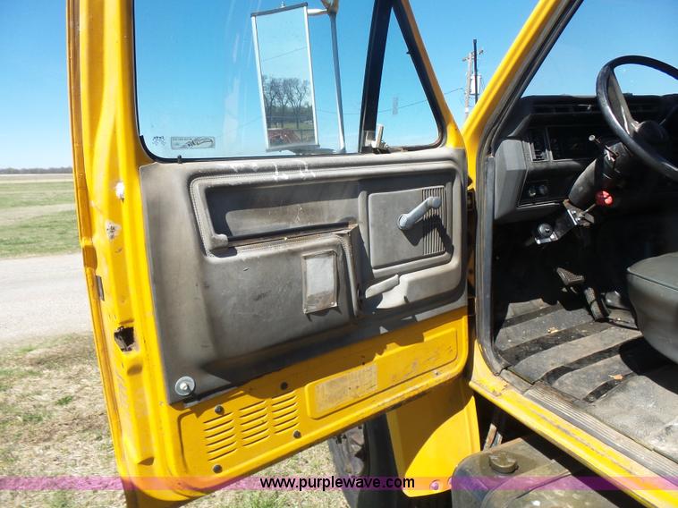 image for item L7417 1990 Ford F800 dump truck