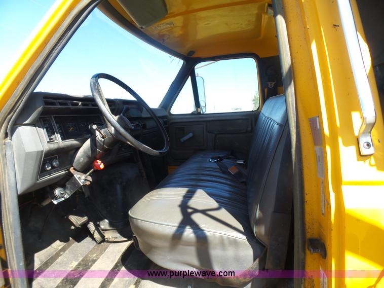 image for item L7417 1990 Ford F800 dump truck