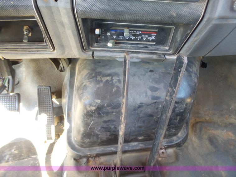 image for item L7417 1990 Ford F800 dump truck