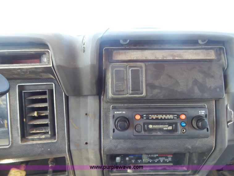 image for item L7417 1990 Ford F800 dump truck