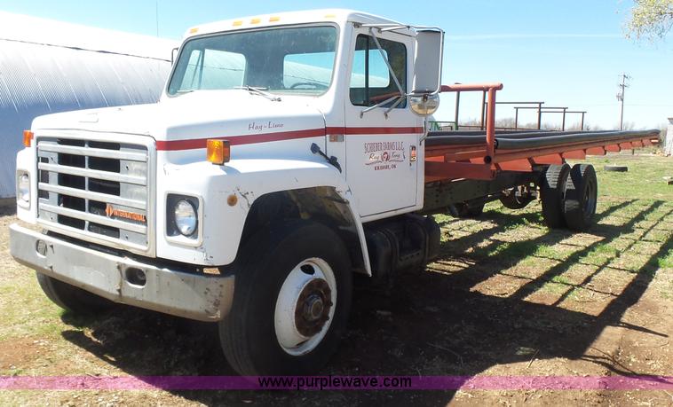 image for item L7424 1985 International S1900 Hay-Limo truck
