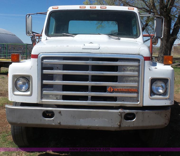 image for item L7424 1985 International S1900 Hay-Limo truck