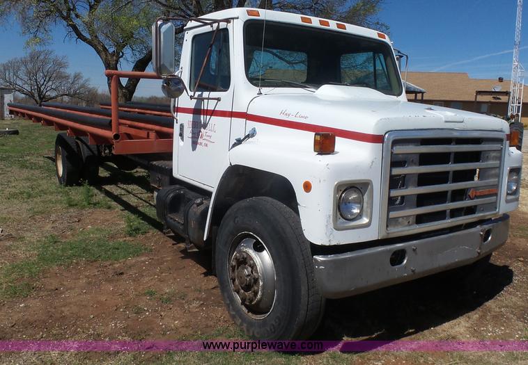 image for item L7424 1985 International S1900 Hay-Limo truck