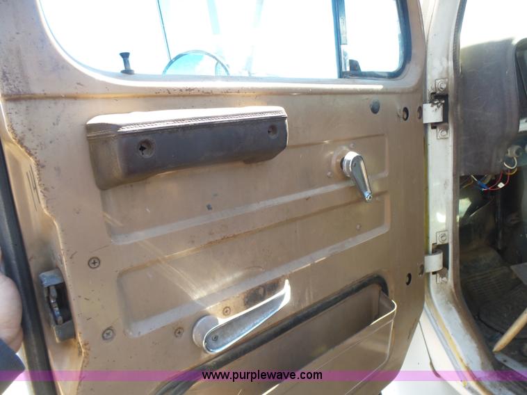 image for item L7424 1985 International S1900 Hay-Limo truck