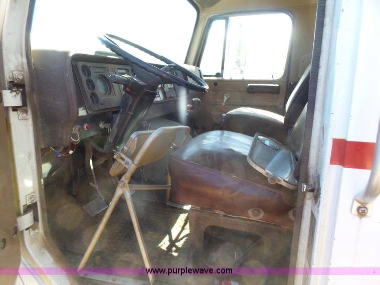 image for item L7424 1985 International S1900 Hay-Limo truck