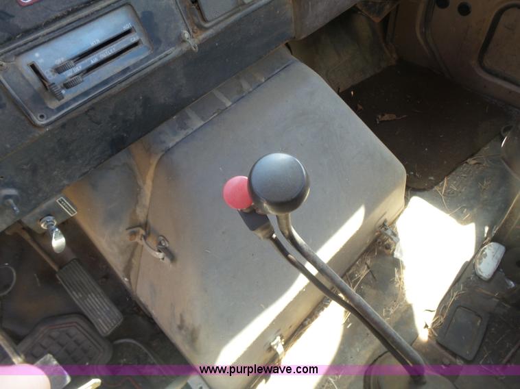 image for item L7424 1985 International S1900 Hay-Limo truck