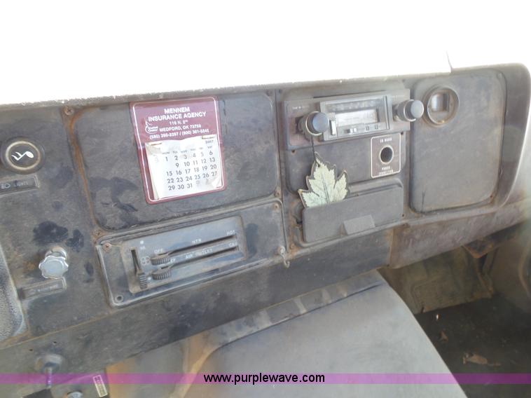 image for item L7424 1985 International S1900 Hay-Limo truck