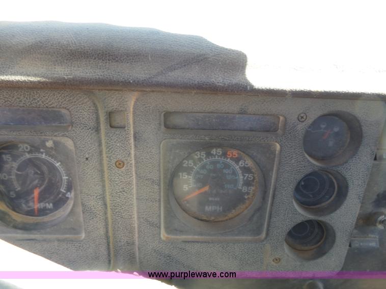 image for item L7424 1985 International S1900 Hay-Limo truck