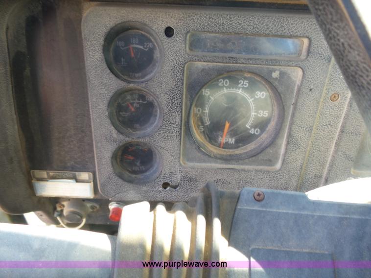 image for item L7424 1985 International S1900 Hay-Limo truck