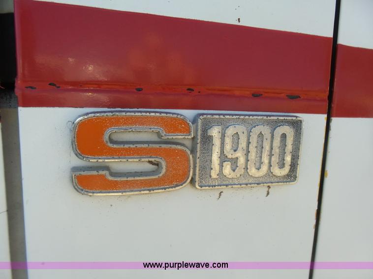 image for item L7424 1985 International S1900 Hay-Limo truck