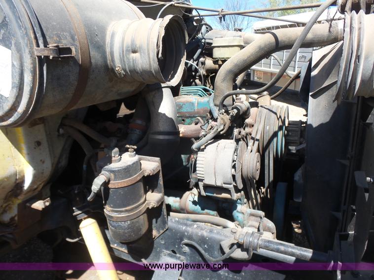 image for item L7424 1985 International S1900 Hay-Limo truck