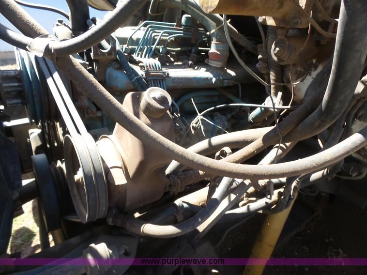 image for item L7424 1985 International S1900 Hay-Limo truck