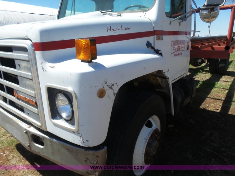 image for item L7424 1985 International S1900 Hay-Limo truck