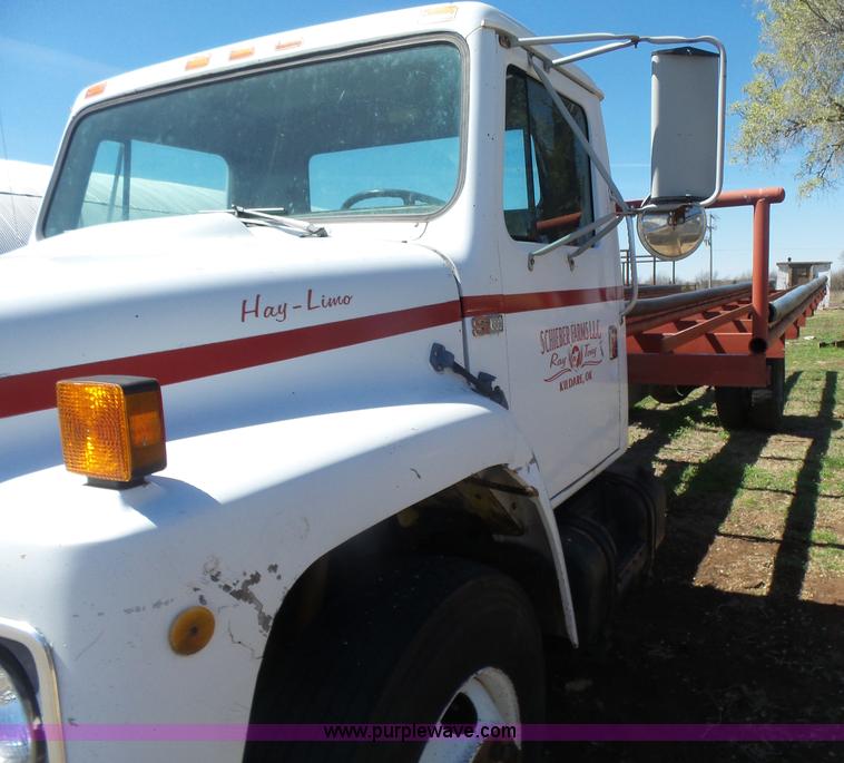 image for item L7424 1985 International S1900 Hay-Limo truck