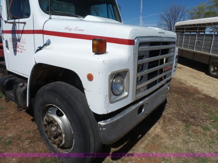 image for item L7424 1985 International S1900 Hay-Limo truck