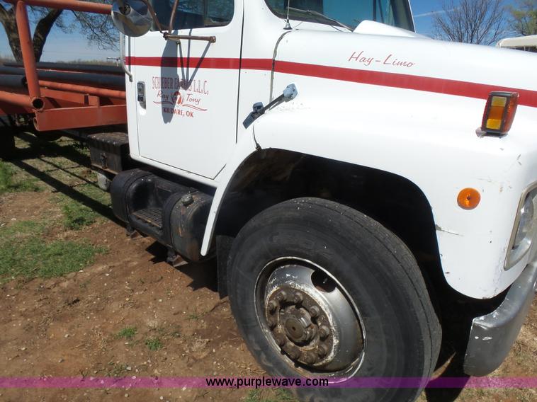 image for item L7424 1985 International S1900 Hay-Limo truck