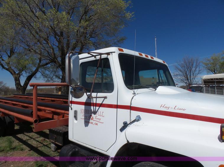 image for item L7424 1985 International S1900 Hay-Limo truck