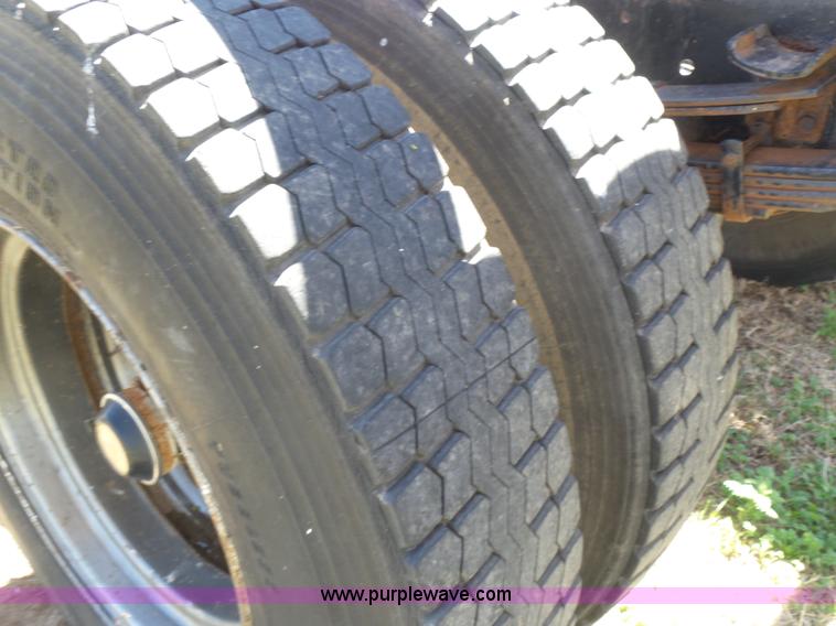 image for item L7424 1985 International S1900 Hay-Limo truck