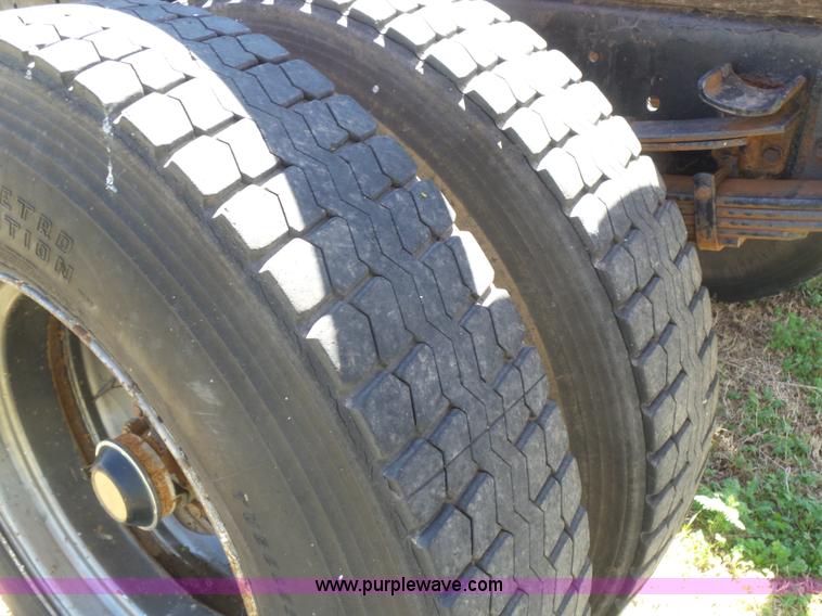 image for item L7424 1985 International S1900 Hay-Limo truck