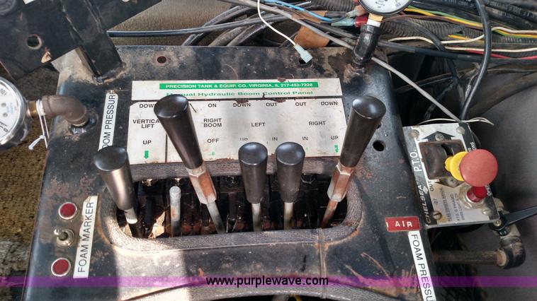 image for item L7467 1999 Sterling L8513 pre/post liquid fertilizer applicator sprayer