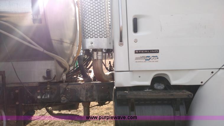 image for item L7467 1999 Sterling L8513 pre/post liquid fertilizer applicator sprayer