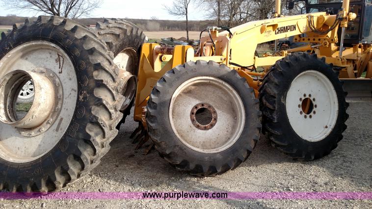 image for item L7467 1999 Sterling L8513 pre/post liquid fertilizer applicator sprayer