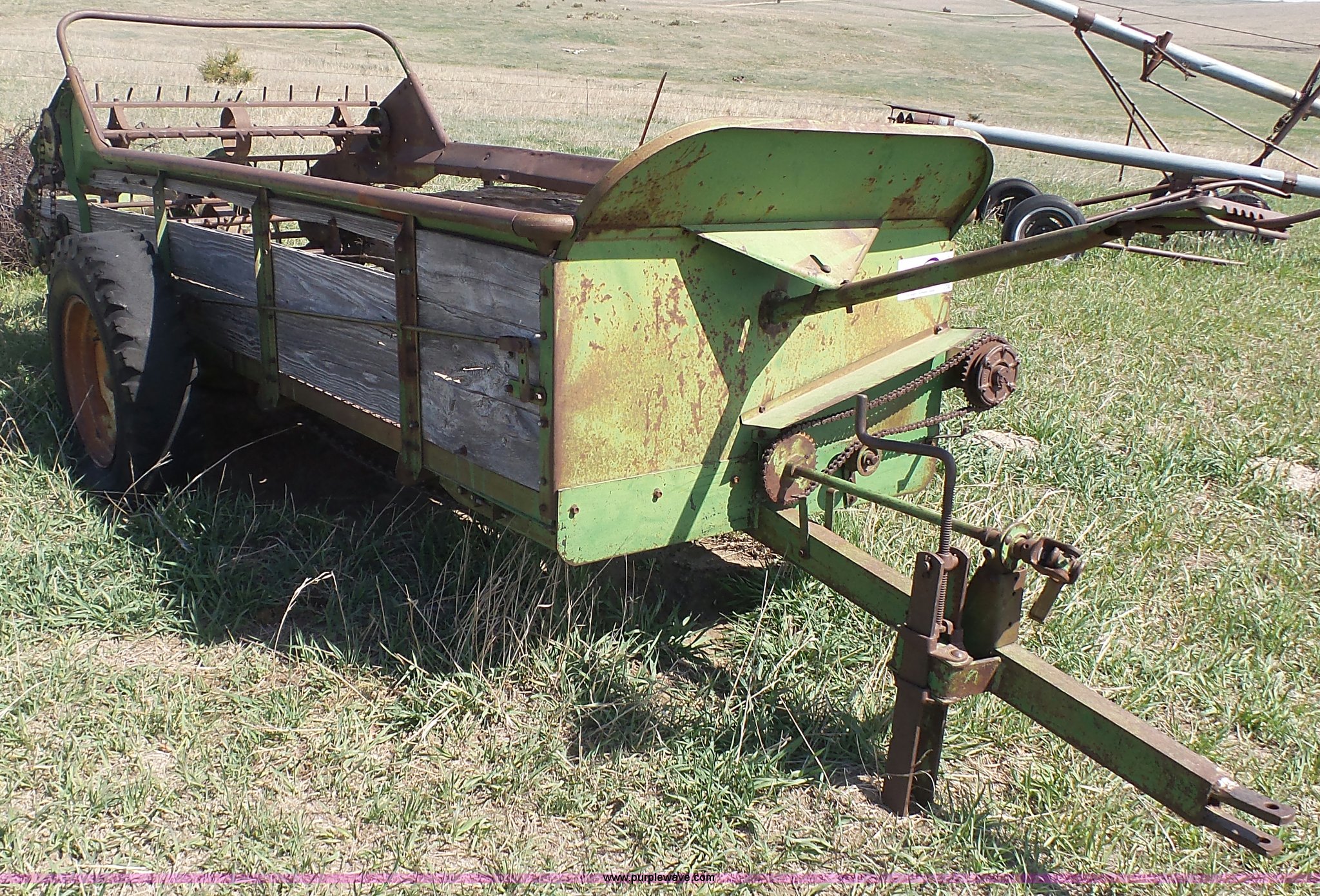 John Deere manure spreader in Norton, KS Item L2242 sold Purple Wave
