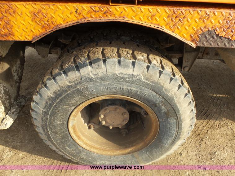 image for item AL9203 1989 Chevrolet Custom Deluxe C7D042 bucket truck