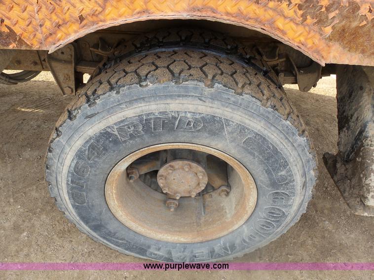 image for item AL9203 1989 Chevrolet Custom Deluxe C7D042 bucket truck