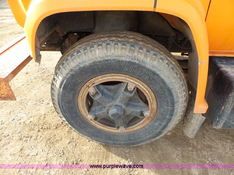 image for item AL9203 1989 Chevrolet Custom Deluxe C7D042 bucket truck