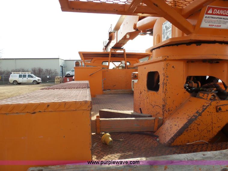 image for item AL9203 1989 Chevrolet Custom Deluxe C7D042 bucket truck