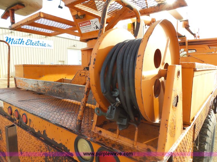 image for item AL9203 1989 Chevrolet Custom Deluxe C7D042 bucket truck