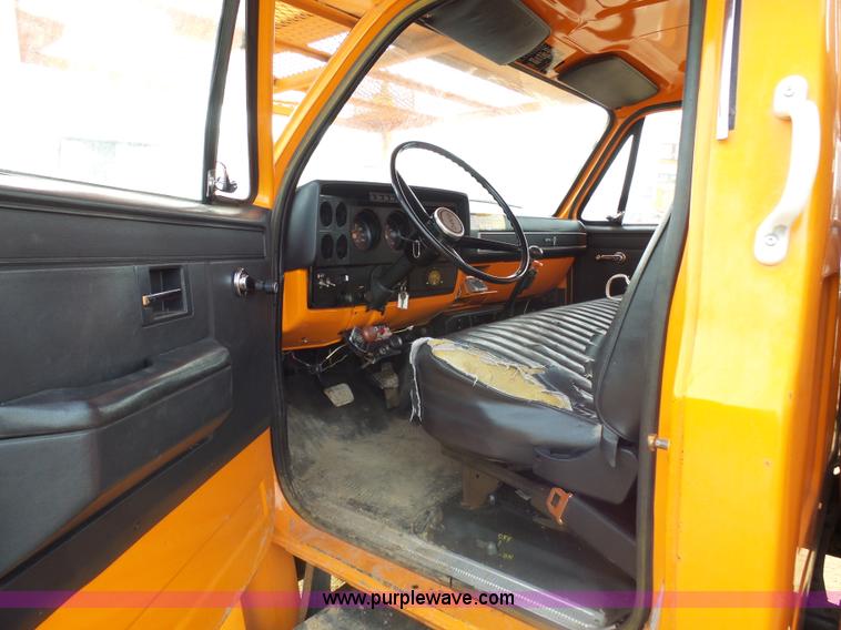 image for item AL9203 1989 Chevrolet Custom Deluxe C7D042 bucket truck