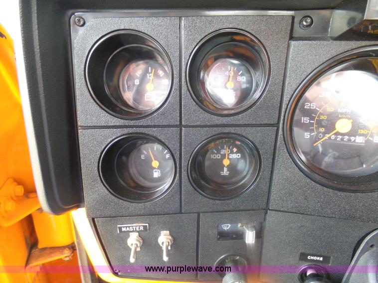 image for item AL9203 1989 Chevrolet Custom Deluxe C7D042 bucket truck