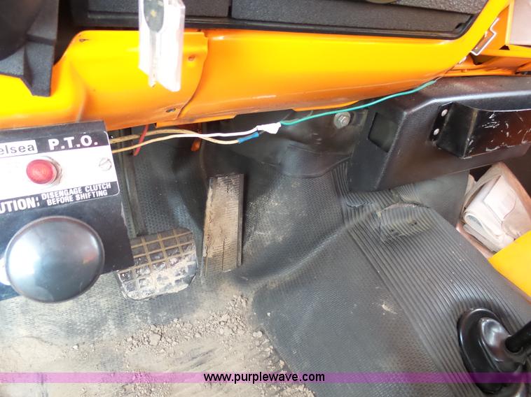 image for item AL9203 1989 Chevrolet Custom Deluxe C7D042 bucket truck