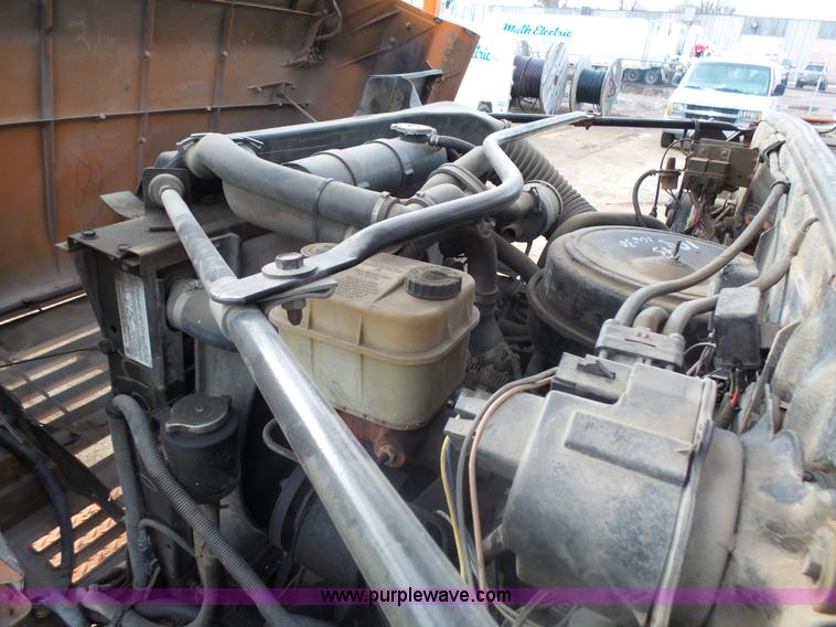 image for item AL9203 1989 Chevrolet Custom Deluxe C7D042 bucket truck