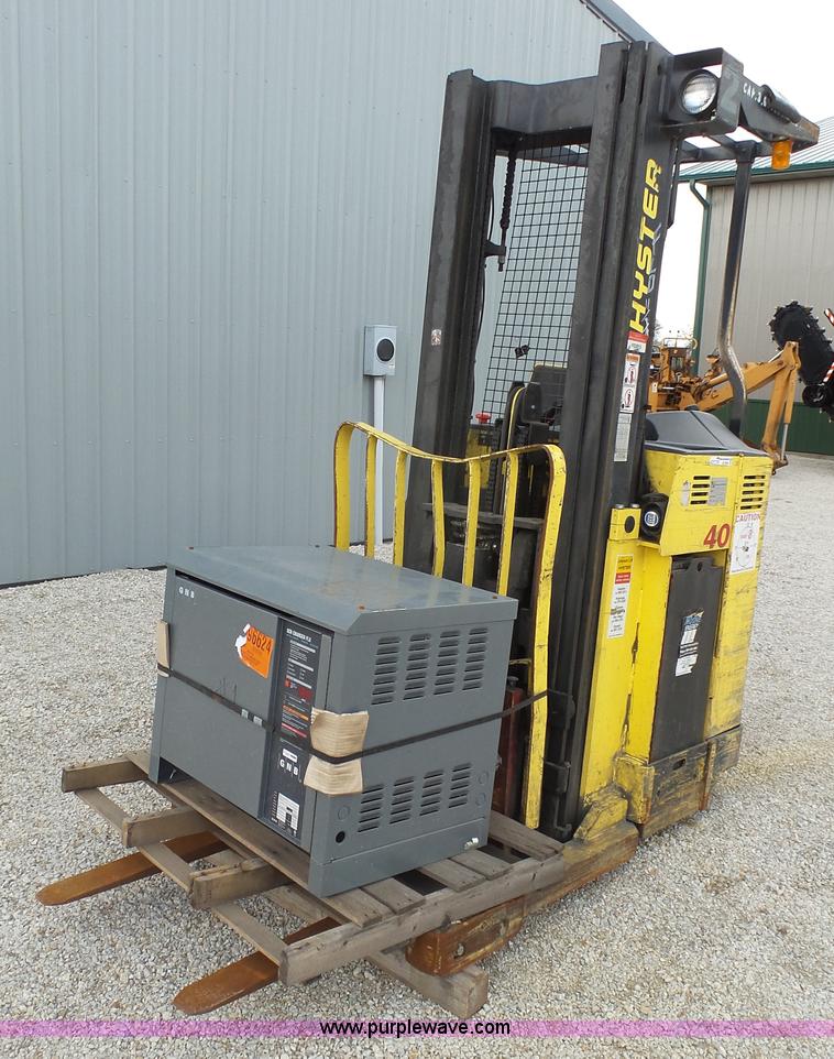 image for item AO9836 2004 Hyster N40XMR3 forklift