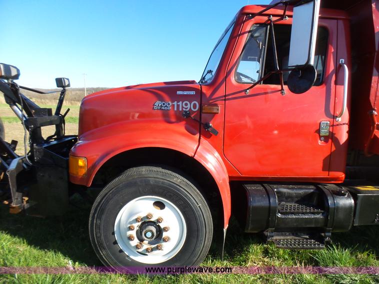 image for item BG9074 1996 International 4700 dump truck