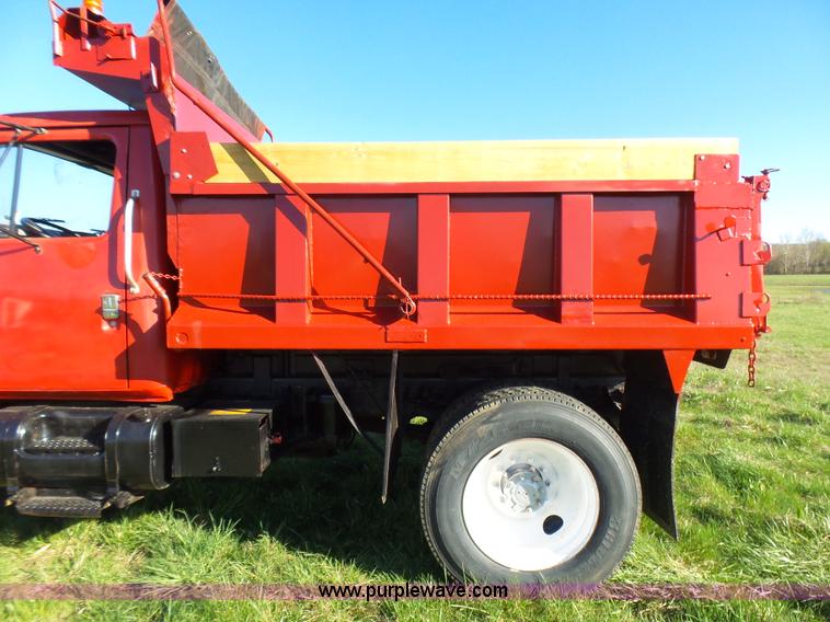 image for item BG9074 1996 International 4700 dump truck