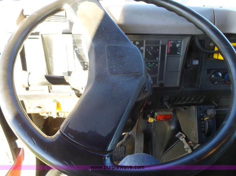 image for item BG9074 1996 International 4700 dump truck