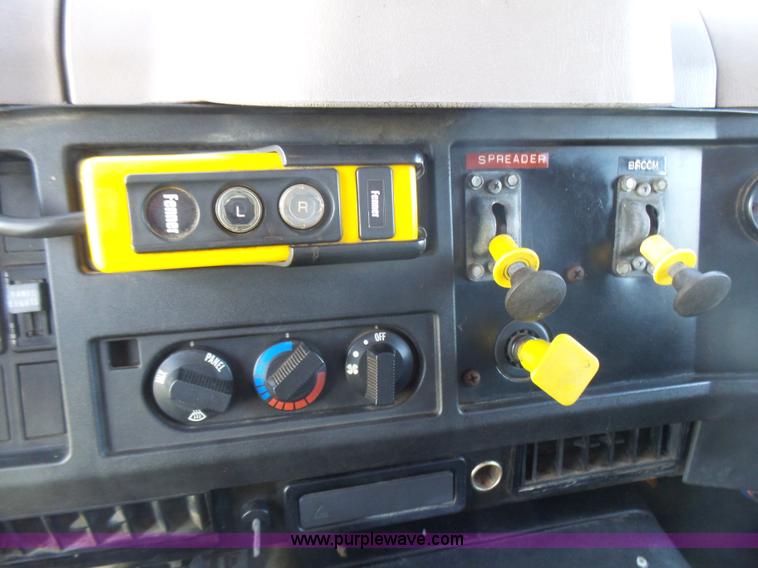 image for item BG9074 1996 International 4700 dump truck