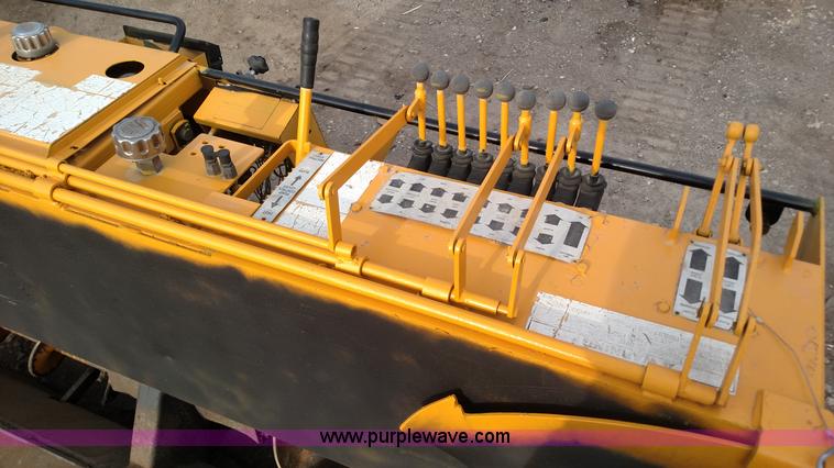 image for item F1267 Gehl 1448 paver