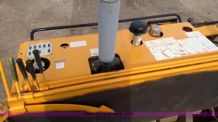 image for item F1267 Gehl 1448 paver