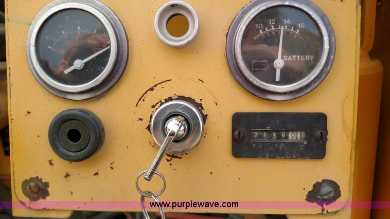 image for item F1267 Gehl 1448 paver