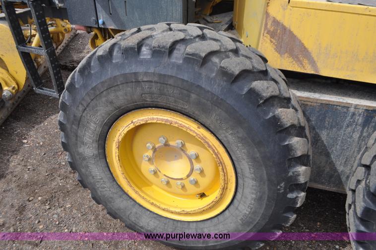 image for item G7332 2006 Komatsu GD655 motor grader