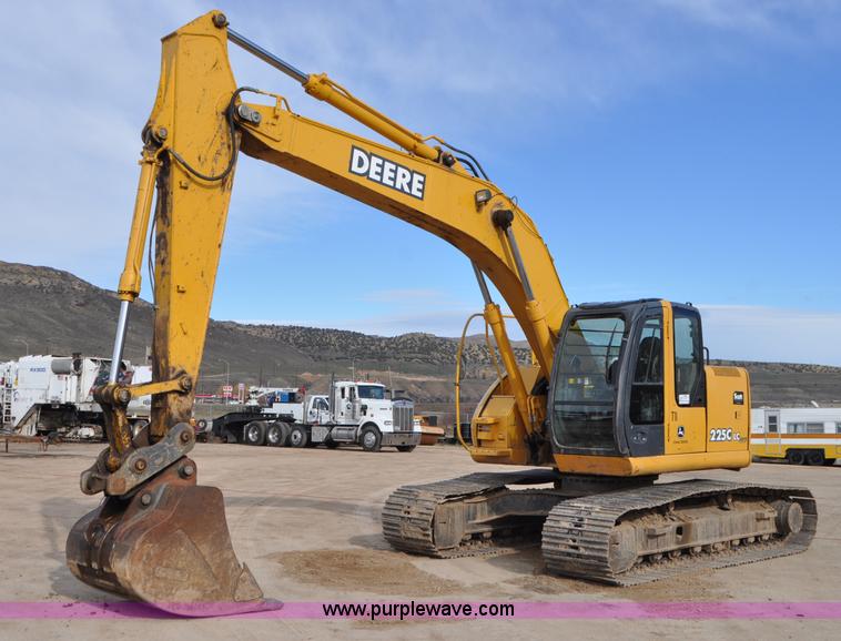image for item G7337 2006 John Deere 225C LC excavator