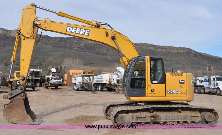 image for item G7337 2006 John Deere 225C LC excavator