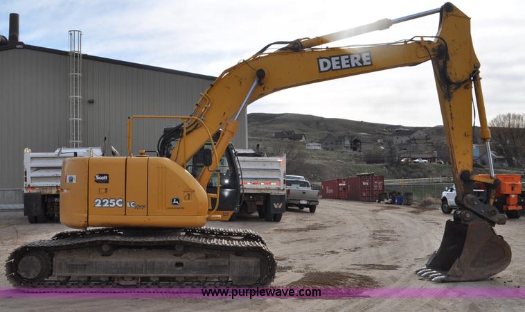 image for item G7337 2006 John Deere 225C LC excavator